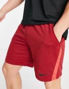 Nike Training - Strikkede shorts i rød