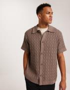 Les Deux Garrett Knitted SS Shirt Ensfarvede skjorter Brun