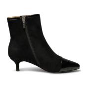 Tidløs Elegance med Saga Zip Patent Suede - Sort