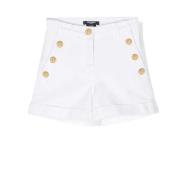 Stilfulde hvide shorts med guldfarvede knapper