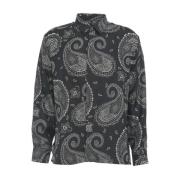 Elegant sort silkebluse med paisley