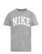 Nike Club Seasonal Tee Tops T-Kortærmet Skjorte Grey Nike