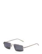 Amiyah Sunglasses Grey/Gold Firkantede Solbriller Grey Pilgrim