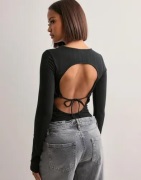 Nelly - Sort - Gorgeous Back Focus Top