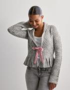 Nelly - Grå - Flounce Tie Jacquard Knit Cardigan