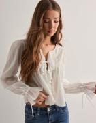 Nelly - Hvid - Stunning Flounce Blouse