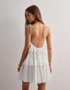 Nelly - Hvid - Volume Flounce Dress