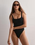 DORINA - Sort - Wavy Swimsuit