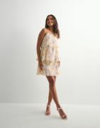 Pieces - Blomstret - Pcclara Sl Short Layred Dress Kca B