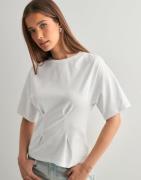 Nelly - Hvid - Waist Focus Tee