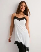Nelly - Hvid - Lace Asymmetric Slip Dress