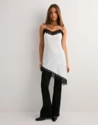 Nelly - Hvid - Lace Asymmetric Slip Dress
