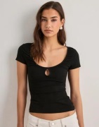 Nelly - Sort - Rouched Keyhole Tee