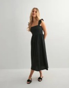 Pieces - Sort - Pcluna Smock Strap Dress Sa Bc